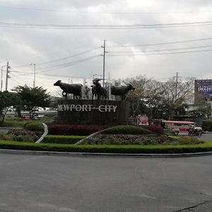 101 Newport Boulevard Manila Exterior photo