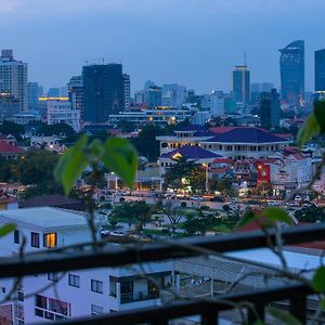 Botum Palace Hotel Phnom Penh Exterior photo