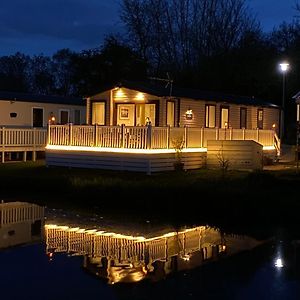 Auroras Dream Lodge - Hoburne Cotswolds Holiday Park Cirencester Exterior photo