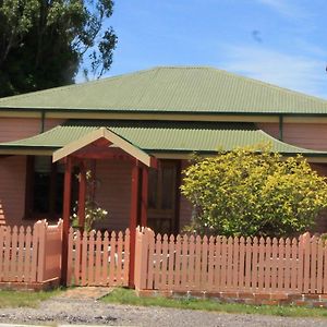 Kerrellie Cottages 2, 4 & 8 Reid Street Strahan Exterior photo