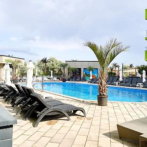 Glamour Sea View Family Apartments - Spa N Pools Resort Mamaia Exterior photo