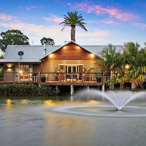 Lilies On Lovedale Estate - Heated Pool And Spa Exterior photo