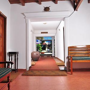 Bed and Breakfast Toms Old Mansion à Kochi Exterior photo