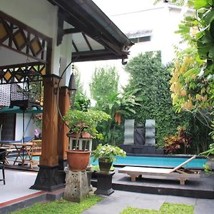 Hôtel Griya Yunika à Yogyakarta Exterior photo