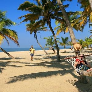 Hotel Abad Turtle Beach Mararikulam Exterior photo