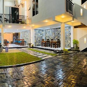 Funwhales Rest House Hotel Negombo Exterior photo