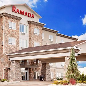 Hotel Ramada By Wyndham Stettler Exterior photo