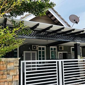 Aisyah's Homestay Kijal Exterior photo