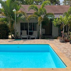 Villa Vacation House With Tropical Garden And Private Pool à Rayong Exterior photo