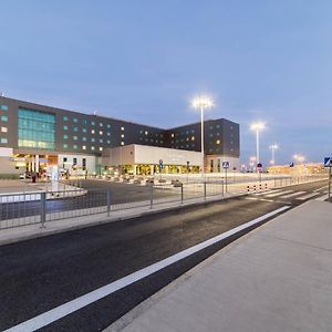 Courtyard By Marriott Warsaw Airport Exterior photo