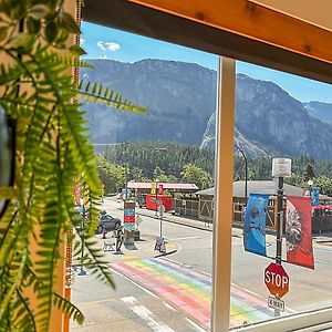 Crash Hotel Squamish Exterior photo