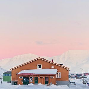 Coal Miners' Cabins Hostel Longyearbyen Exterior photo