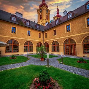 Hotel Klaster Hejnice - Vzdelavaci, Konferencni A Poutni Dum Exterior photo