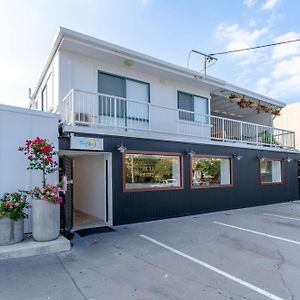 Surf Inn Boutique Backpackers - Free Breakfast Gold Coast Exterior photo