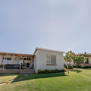 Dennehof Farm Guesthouse Villiersdorp Exterior photo