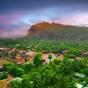 Family Batcave Homestay Battambang Exterior photo