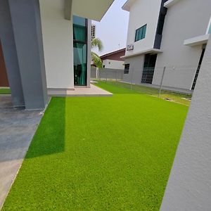 Five Bedrooms Residential Home With Free Wifi Sepang Exterior photo