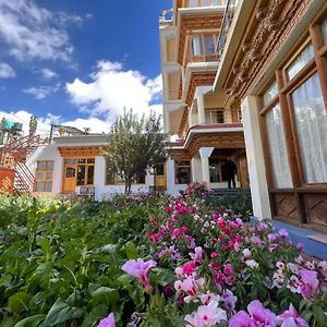New Moon Guest House Leh Exterior photo