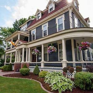 Carriage House Inn Fredericton Exterior photo