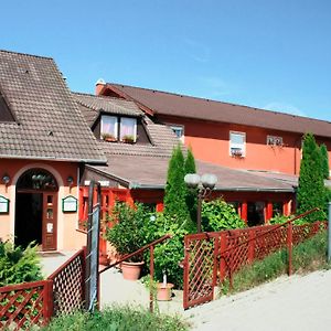 Hotel Vasmacska Panzio Komárom Exterior photo