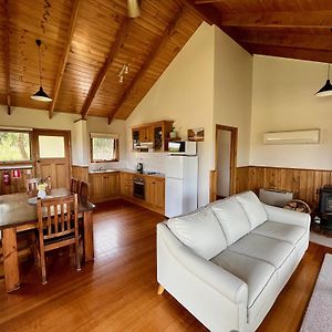 Daysy Hill Country Cottages Port Campbell Room photo