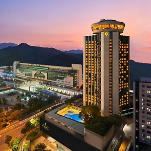 Shangri-La Shenzhen - Nearby Luohu Border, Outdoor Swimming Pool Exterior photo