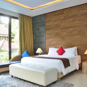 Cemara Villa 4 Bedroom With A Private Pool Bandung Exterior photo