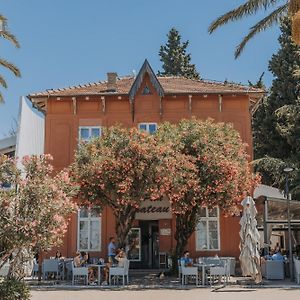 Le Petit Chateau Aparthotel Bar Exterior photo