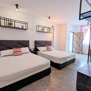 Oyo 91032 Mwv Family Suite Room Muar Exterior photo