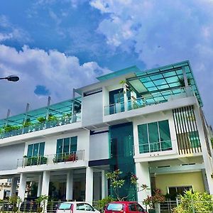 Wesberly Apartments Kuching Exterior photo