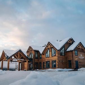 Basecamp Lodge Golden Exterior photo