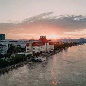 Hilton Vienna Waterfront Hotel Exterior photo