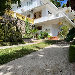 Cavern Apartments Baie Sainte Anne Exterior photo