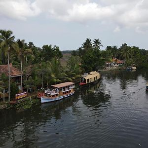 The Lake Paradise Boutique Resort Alappuzha Exterior photo