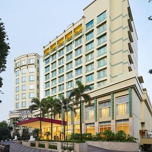 Courtyard By Marriott Bandung Dago Hotel Exterior photo