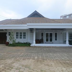 Elenor'S Home At Eyckman Bandung Exterior photo