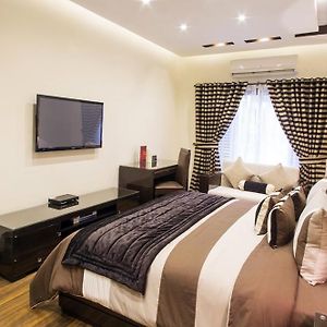 Royaute Luxury Suites And Hotel Gulberg Lahore Room photo