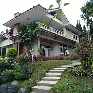 Villa Bougenvile Lembang Asri Exterior photo