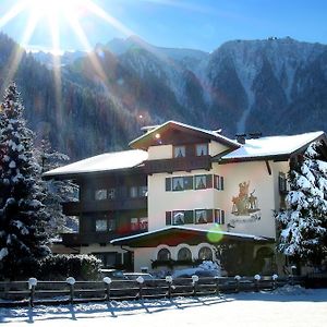 Aparthotel Landhaus St. Joseph Mayrhofen Exterior photo