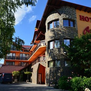 Hotel Oasis Braşov Exterior photo