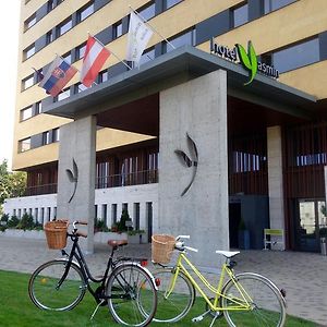 Hotel Yasmin Koszyce Exterior photo