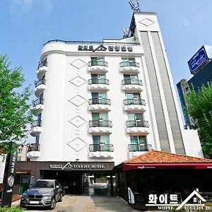 White Tourist Hotel Jeonju Exterior photo