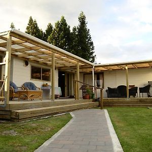 Tony'S Lodge Turangi Exterior photo