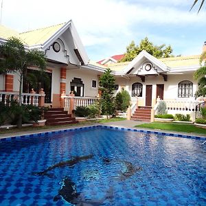 The Executive Villa Inn & Suites Davao Stadt Exterior photo