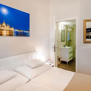 Anabelle Bed And Budapest Room photo