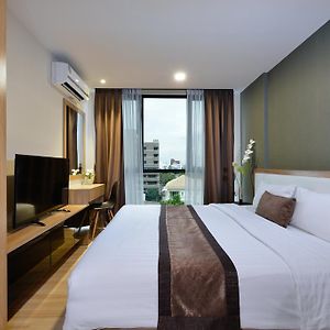 Ten Ekamai Suites By Aspira - Sha Certified Banguecoque Exterior photo