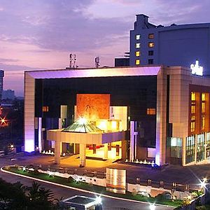 Gokulam Park Hotel&Convention Centre Kochi Exterior photo