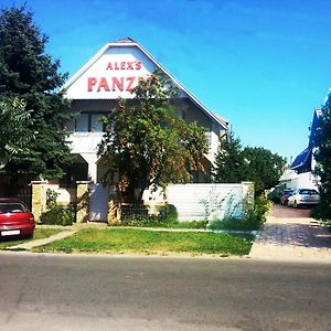Alex's Apartman&Panzió Hajduszoboszlo Exterior photo