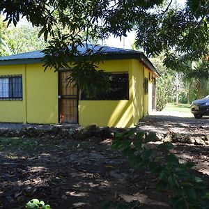 Villa Casita Amarilla à Cahuita Exterior photo