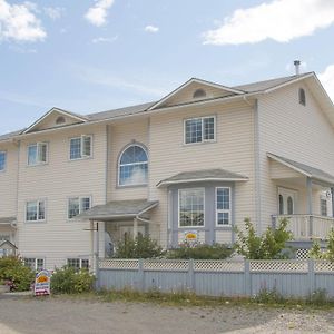 Midnight Sun Inn Whitehorse Exterior photo